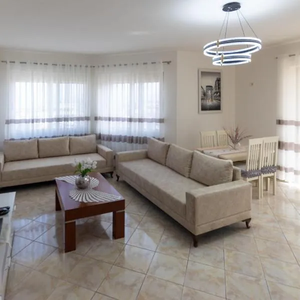 Spacious 2 bedroom apartment in Durres Beach, hotel in Durrës
