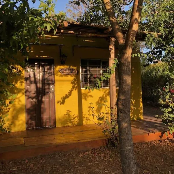 Hermoso lugar de descanso en Santa Ana a una cuadra de la playa, hotel in Araminda