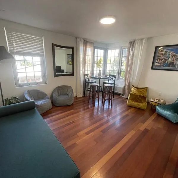 Bright Corner 1 bedroom, 2 blocks to Beach, w/Pool, hotel in Miami Beach