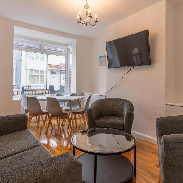 Cheerful and modern 3 BDR for 7, Liverpool