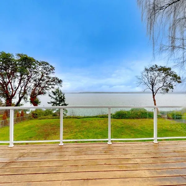 Camano Waterfront Delight, hotel in Saratoga Shores