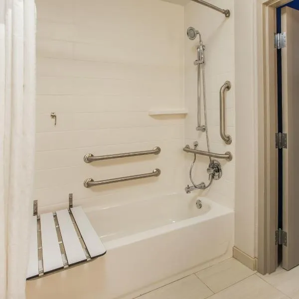 Holiday Inn Express & Suites Courtenay - Comox by IHG, hotel in Courtenay