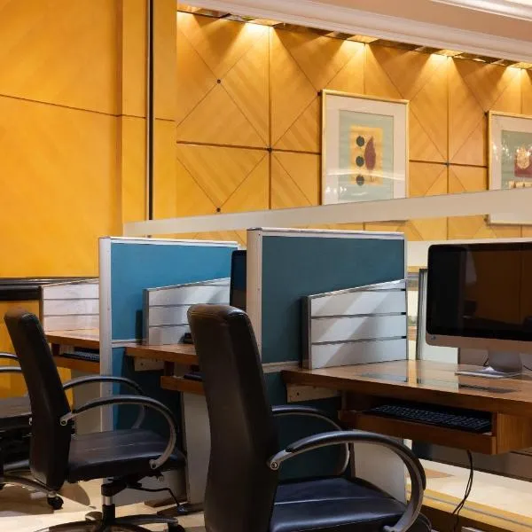 Crowne Plaza Hotel & Suites Landmark Shenzhen by IHG - Nearby Luohu Border, Indoor heated swimming pool, Complimentary Welcome Drink, hotel in Shenzhen