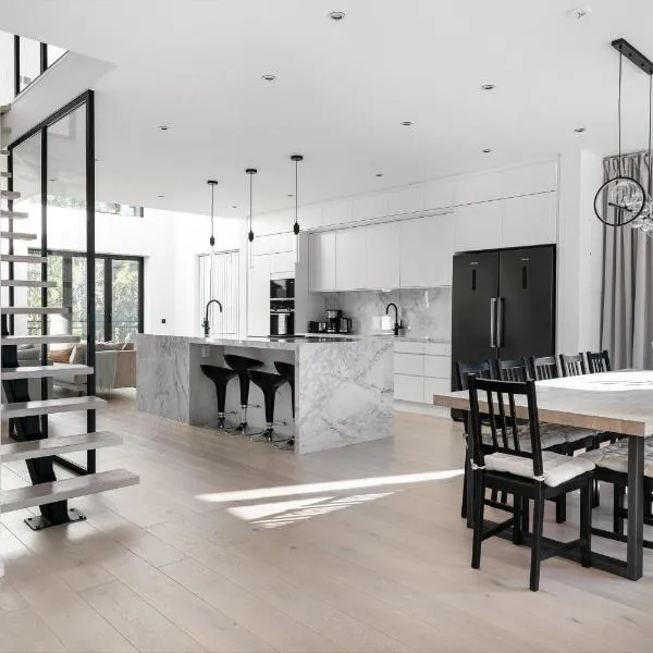 Stylish and spacious family home, hotel in Stockholm