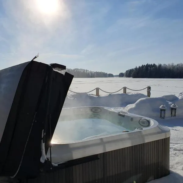 Stunning log cabin 45m2 on the shore of Kallavesi., hôtel à Kuopio