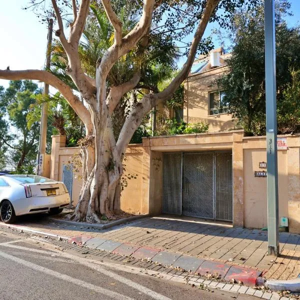 Luxury villa with a heated pool, Jakuzi and a sea view 70m from the beach, Hotel in Herzlia