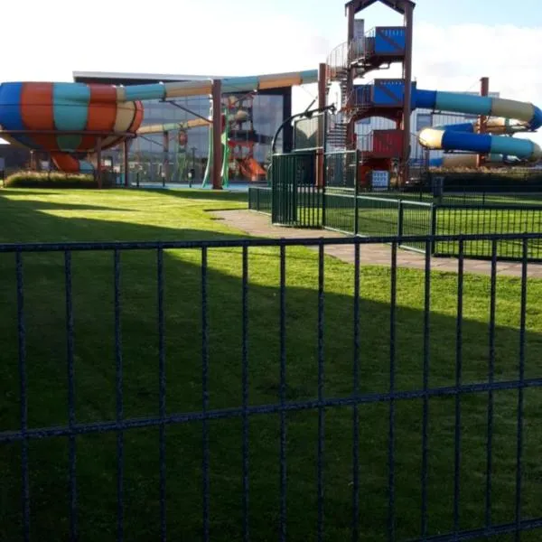 Chalet Westkapelle op een vakantiepark met 2 slaapkamers 1,7 km van het strand, hotel in Westkapelle