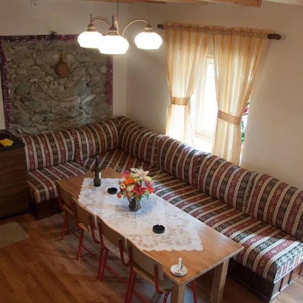 Aste Guesthouse, hotel v destinaci Tropojë