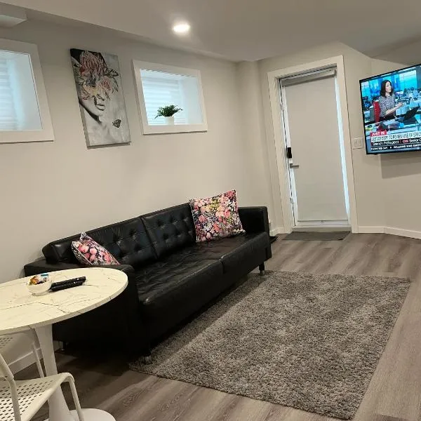 Cozy Private 1 bedroom basement suite - free parking and free Wifi, hotel v destinaci Winnipeg
