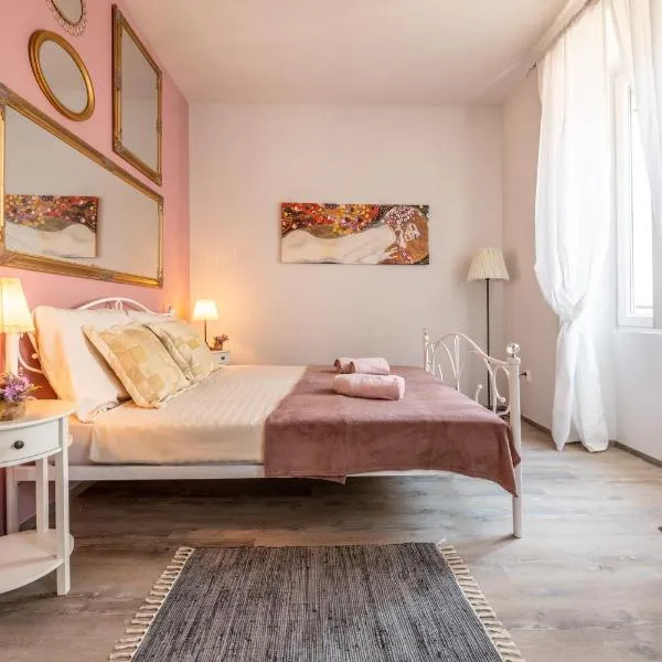 Old city Romantic studios 4 with FREE private parking, hotel em Pula