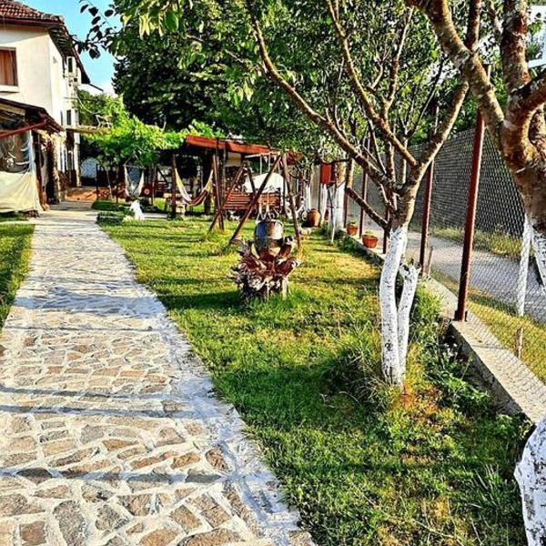 Guest House By The River, Stevrek