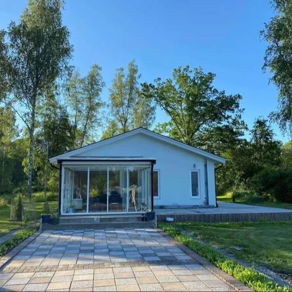 Trevlig stuga med uteplats, Hotel in Rimbo