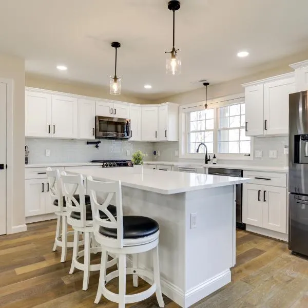 Renovated Family Home on Providence River!, ξενοδοχείο σε Riverside