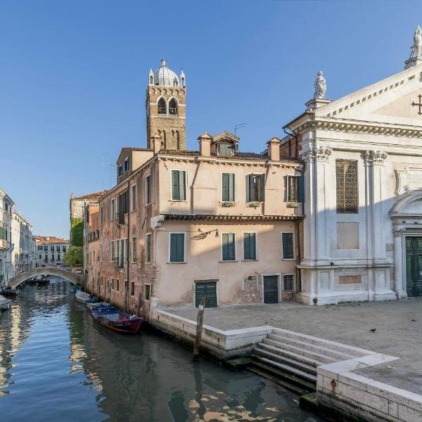 Scaleter - a fine luxury apartment in Palazzo with canal view, Venise