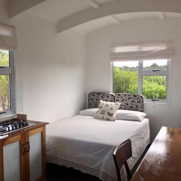 Fynbos Tiny Home - Off Grid, Surrounded by Nature, hotel in Plettenberg Bay