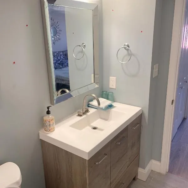 Beautiful master bedroom with private bathroom, hotel en Baltimore