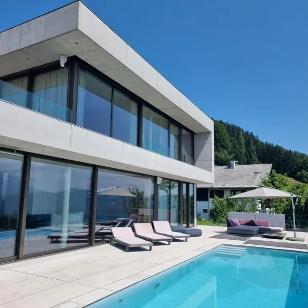 Attersee Luxury Design Villa with dream views, large Pool and Sauna, hôtel à Nussdorf am Attersee