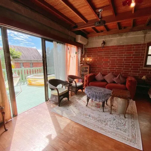 猫とピアノと星空のリゾートブティックコテージ -Starry Forest Cottage Okinawa-, hotel v destinaci Onna