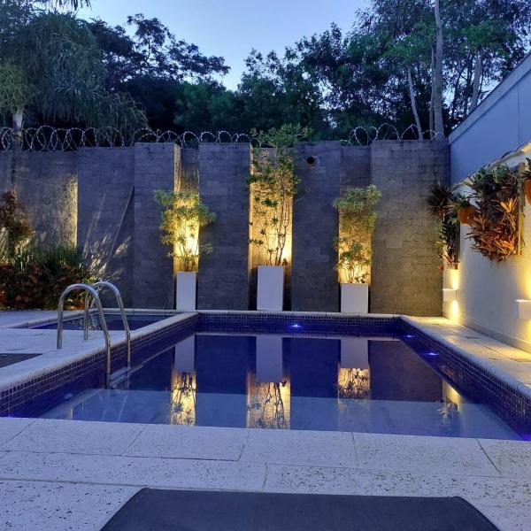 Casa alto padrão na Ferradura em condomínio com piscina privativa