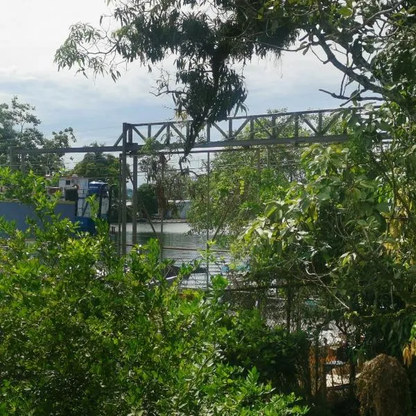 Waterfront 2 Story Deluxe Duplex, hotel in Almirante