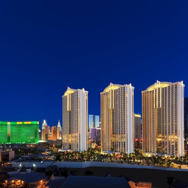 MGM SIGNATURE - Strip View Suite- FREE valet parking, Las Vegas
