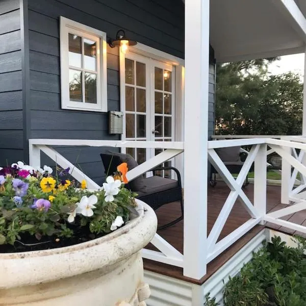 Hamptons In Rye Blue Cottage 3 Mins from Hot Springs!, hotel en Rye