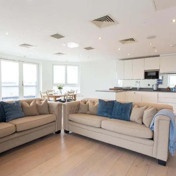 2 Bed 2 Bath Penthouse With Amazing Views with Free Parking, hotel i London