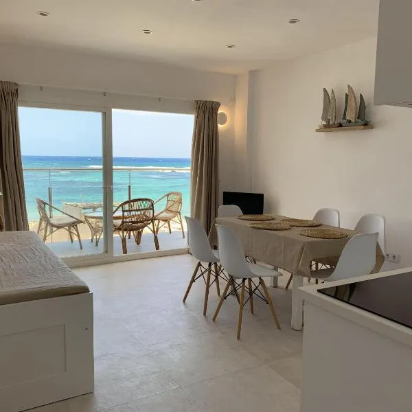 Espardell Beachfront Stay - Ocean Breeze & Sunrise, hotel v destinaci Es Pujols