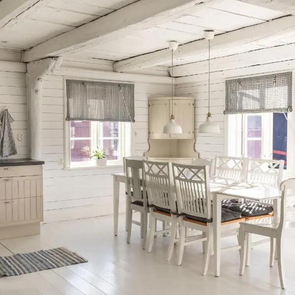 Bergs Gård & Hållsvikens Gård, hotel en Västerljung