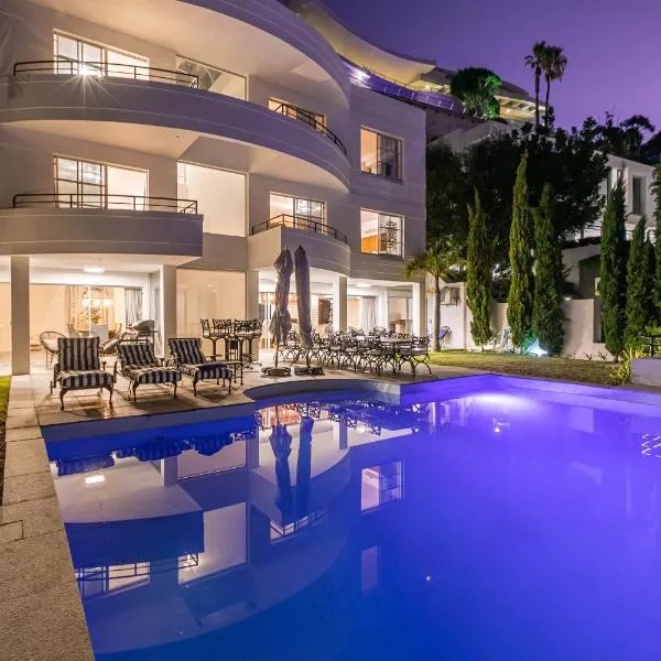 Bali and Eva Fresnaye. Luxurious 7 bedroom villa. Pool and grand patio, hotel a Città del Capo