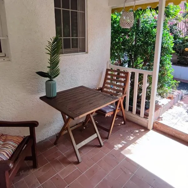 Appartement entier: chambre, cuisine + terrasse au calme sur jardin., hotel a Marigot