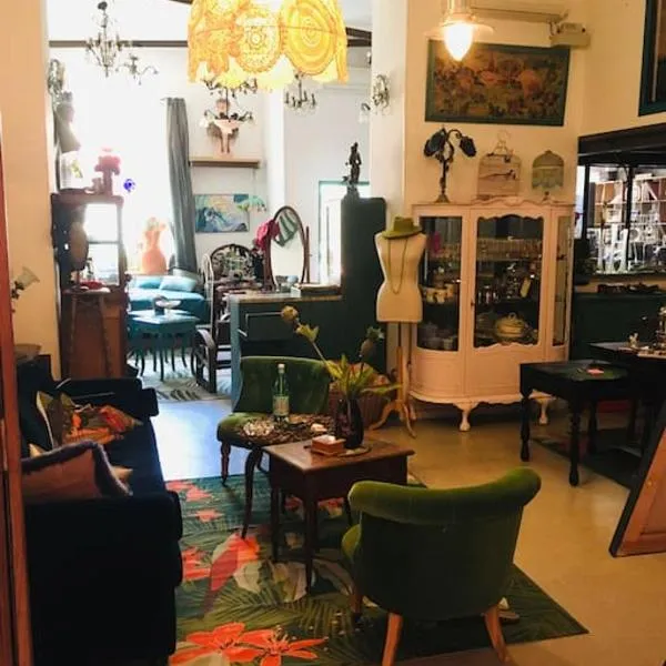 LOFT D ARTISTES AVEC PATIO AU PORT DE NICE, ξενοδοχείο στη Νίκαια