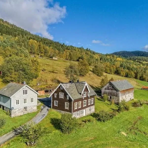 Heggjabygda Gjestegard - historisk tømmerhus i landlige omgivelser, hotel i Nordfjordeid