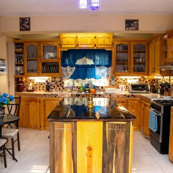 PRI Guest House, hotel din Arnos Vale