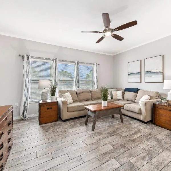 CozyCoastalRetreat - Steps2Beach - RoomyEscape, hotel v destinaci Gulf Shores