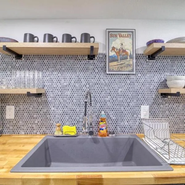 Great Find! Downtown Oasis with Office Setup، فندق في توين فولز