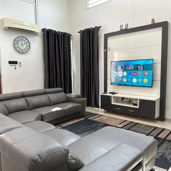 Bandar Melaka Family Bungalow Private Pool BBQ WiFi Netflix, hotell sihtkohas Melaka