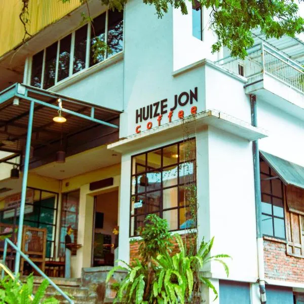 Huize Jon Hostel: Malang şehrinde bir otel