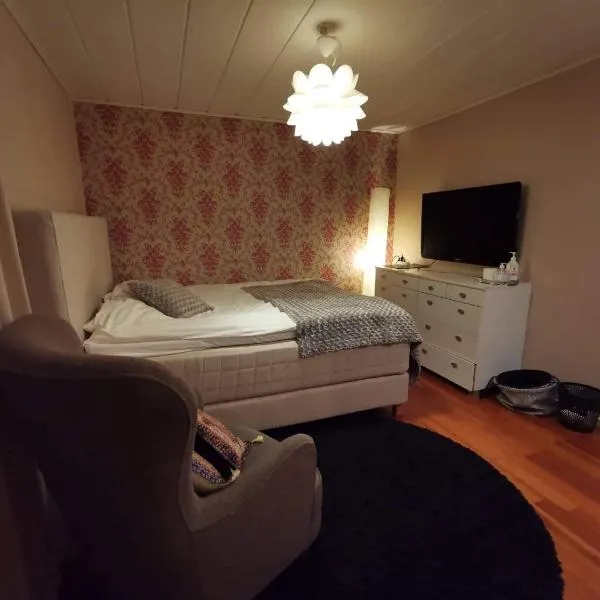 OWN ROOM WITH BIG BED IN A BIG HOUSE!, hotel din Luleå