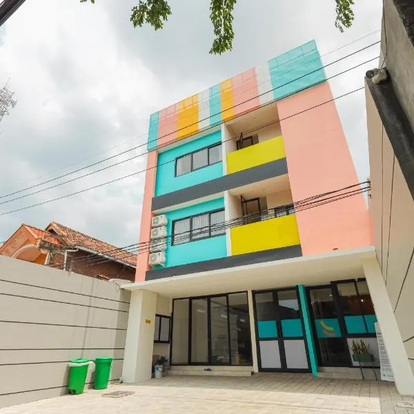 Sans Hotel Clover Ace Surabaya by RedDoorz, hotel in Surabaya