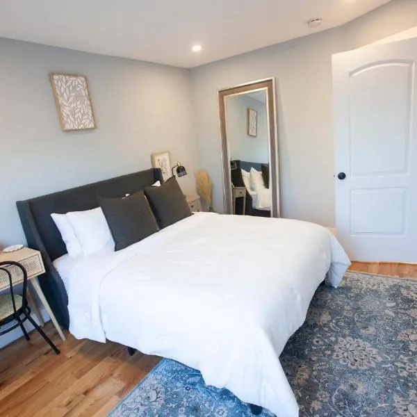 Alafia- Cozy JFK Area Home - This property is a hosted property meaning the host live on site, hotel in Locust Manor