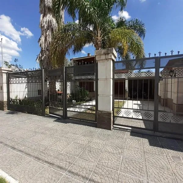 Hospedate en nuestro hogar y disfruta unas lindas vacaciones en Termas de Rio Hondo, hotel in Termas de Río Hondo