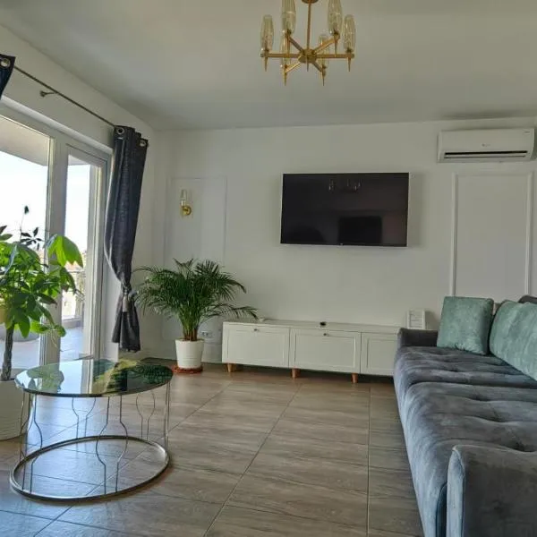 Luxury apartment private parking self check-in54, hotel v destinaci Craiova