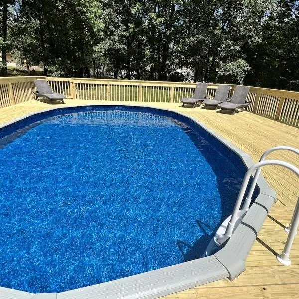 AMAZING Home with PRIVATE POOL, GAME ROOM & FIRE PIT!, hotel v destinaci East Stroudsburg