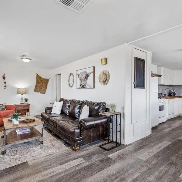 Grand Canyon Ranch Home - Western History - Big city lot - AC!, Hotel in Williams