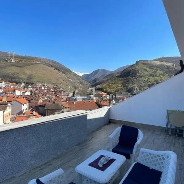 Penthouse with castle view, hotel in Prizren