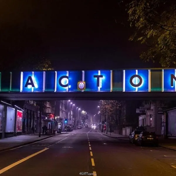 Private Studio Sleeps 2 next to Acton Park, hotel in London