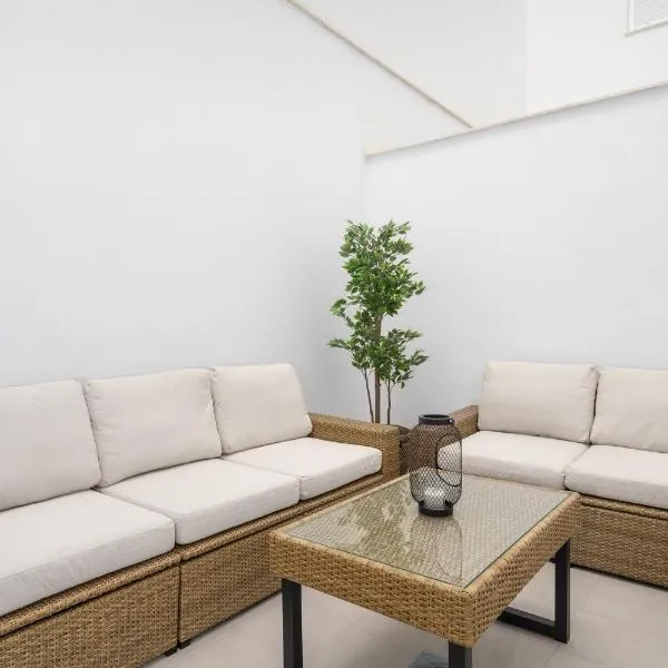 Central Family Lodging by Costarentals - Ref 111, hotel v destinaci Fuengirola