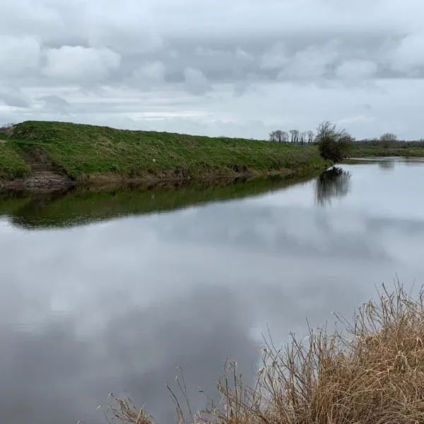 2-Bed Apartment Sleeps 6 with Parking, ξενοδοχείο σε Kildare