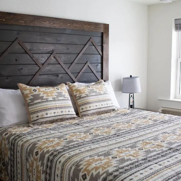 Pine Lodge, hotel in Encampment